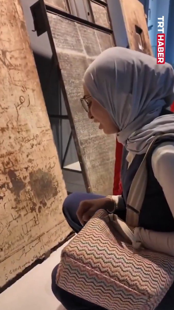 Suriye'de Şam Uluslararası Fuarı'nı ziyaret eden Lama Avad, Esad rejiminin hapishanelerinden getirilen bir cezaevi kapısında yıllardır kayıp olan kardeşi Enes Avad'ın adını görünce gözyaşlarına boğuldu.