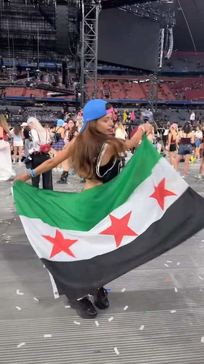 ما لهذا خرجنا يا احمد الشرع 😔 لكن احب سوريا تكون هيك صراحةً اشجع السوريات و ثابرو كونو كاسيات عاريات 🫶🏻