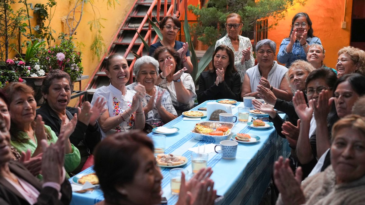 #2InformeDeGobierno | En México reciben pensión todos los adultos mayores, personas con discapacidad y mujeres de 60 a 64 años. Este 2026, destinamos un billón de pesos a más de 18 Programas para el Bienestar. #HonestidadyResultados