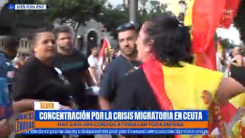 🚨 Tensión en la concentración por Ceuta: increpan a una vecina por apoyar a nuestro reportero 📍 La manifestación recorre el centro de Ceuta para mostrar el malestar de parte de la ciudadanía por las consecuencias de la crisis migratoria ⚠️ Una vecina se acerca a Alberto Muñoz para mostrarle su apoyo y es increpada por algunos asistentes. Continúan el debate político y las peticiones de apoyo institucional a la ciudad 📺 #MalasLenguas