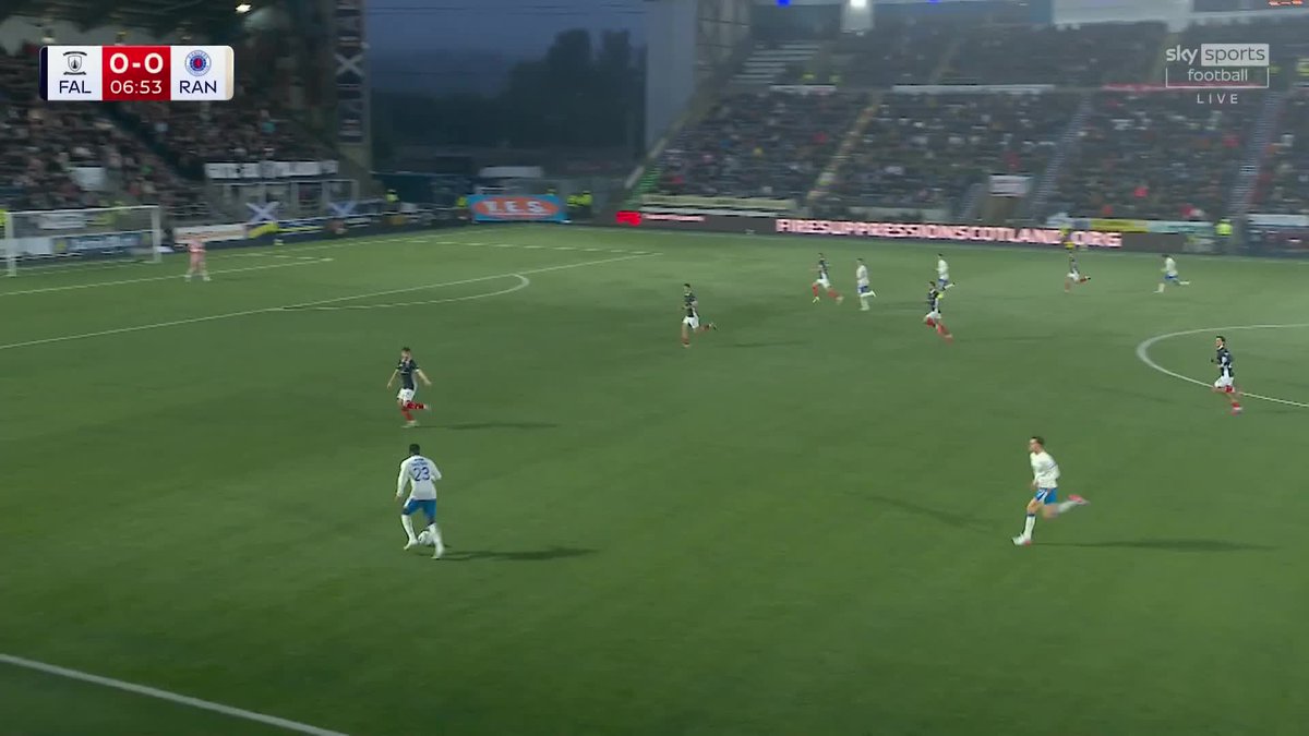 🎙️ “A stunning finish!” After a VAR check for offside, Lawrence Shankland’s goal stands and Rangers have an early lead at Falkirk ⤵️