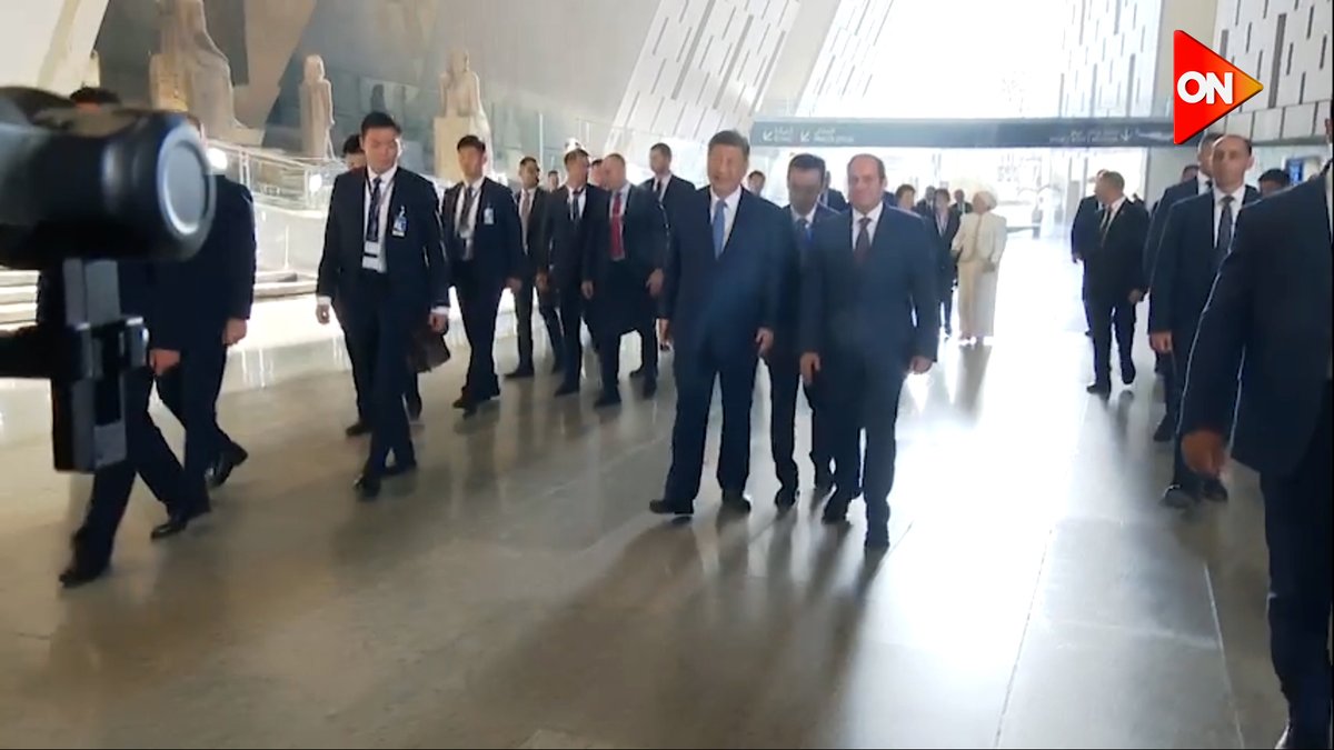 الرئيس #السيسي والسيدة قرينته يصطحبان الرئيس الصيني وقرينته في جولة داخل المتحف المصري الكبير #ON