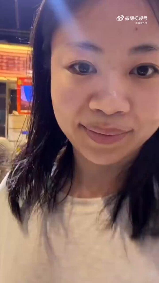 女網紅倡導不穿內衣，同時教其他女粉絲遭到男凝時，怎麼用兇狠的眼神懟回去。