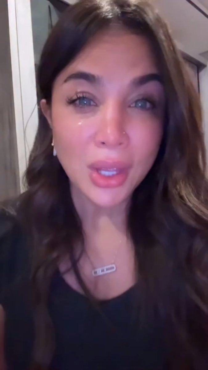 سيدة تستغيث بعد ما خرجت من بيتها ورجعت لقت البنت الي بتساعدها فى الشقة سرقت كل الدهب بتاعها بقيمة تعادل ٢ مليون جنيه — عملت بلاغ فى قسم شرطة التجمع الخامس وقدروا يجيبوا البنت ورجعوا منها سبيكة دهب وسلسلة بس لسه باقي المسروقات مفقودة — - الحراميه كمان بتهددها ان عصابتها عارفه بيتها وان عادى هتتسجن شويه بالدهب وتخرج تستمتع بيه ، جدير بالذكر البنت عندها قضايا سرقة سابقة واقصي عقوبة ممكن تاخذها ٣ سنين وتخرج تبقى مليونيرة 🌚 - انا ضد ان حد غريب يدخل بيتي ولو مضطر ممكن يجي ينضف فى حضوري لكن اسيبه فى البيت وانا بره مستحيل 🙅🏻♂️