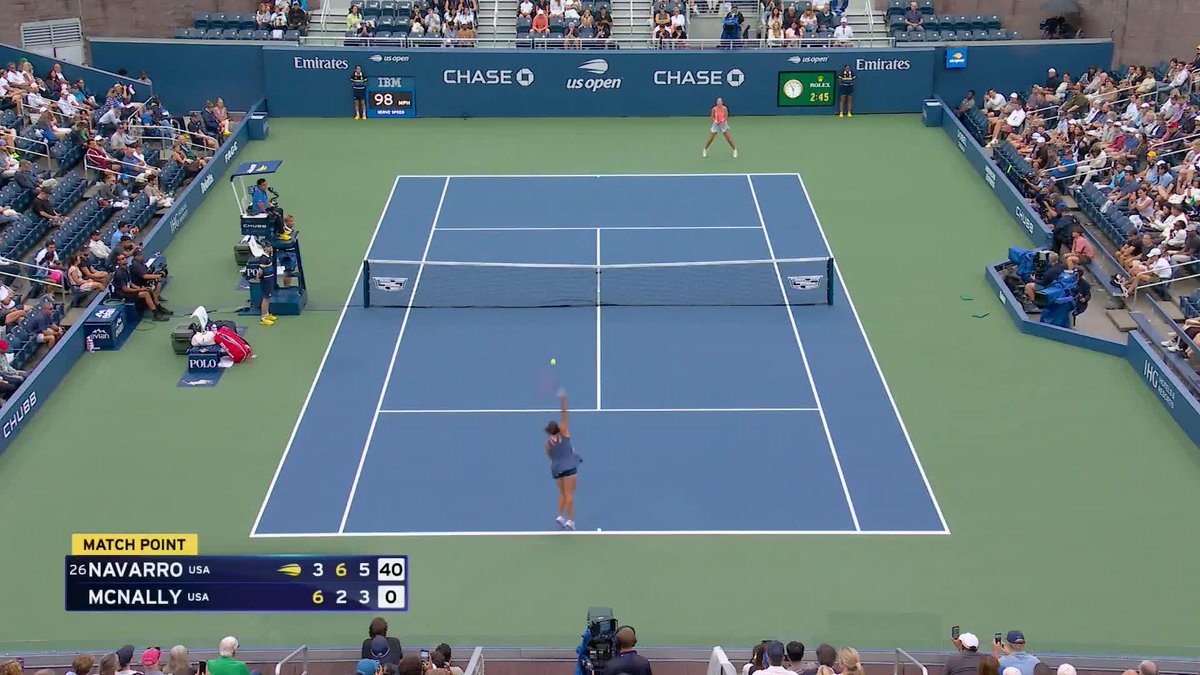Emma Navarro completes the comeback ✅ She defeats fellow 🇺🇸 Caty McNally in three sets.