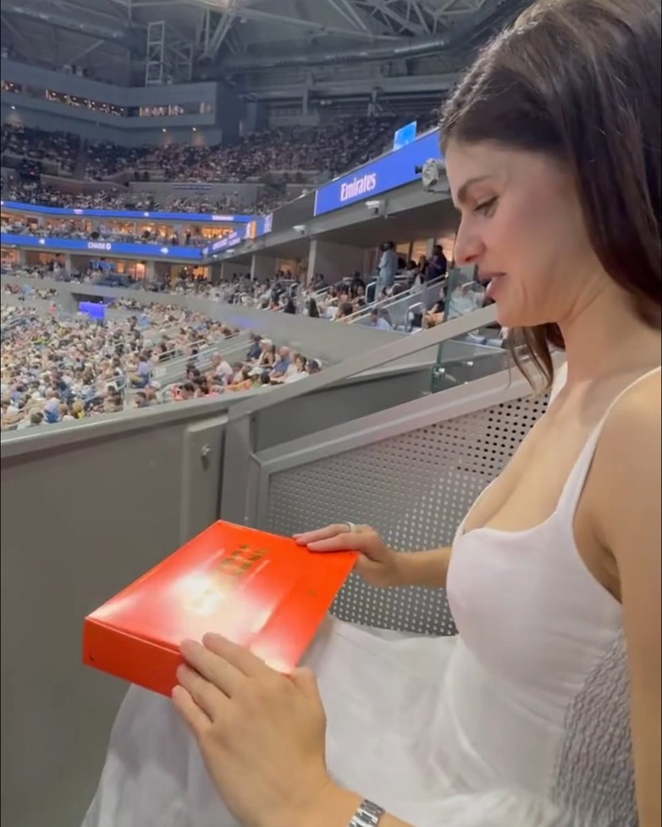¿Qué tal la comida de Alexandra Daddario en el UsOpen? 🤩 🎾 La actriz mostró la caja de chicken nugger con caviar para disfrutar mientras ves los partidos. 😋 🍗 Vía alexandradaddario/IG