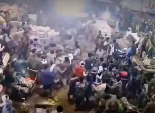 في هذا السوق الشعبي، يقال أن هذه المعركة اشتعلت على سلة بطاط!😀 مالغرابة التي لاحظتها في هذا الفيديو؟👇