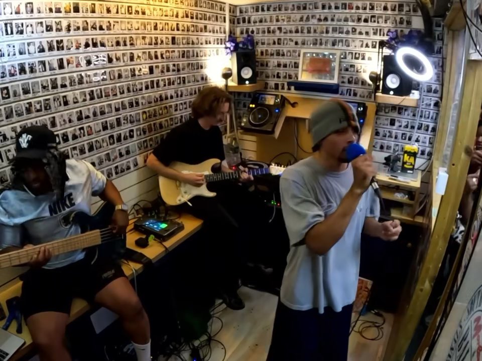 every live performance makes me like "the one" a little more. this song is special.