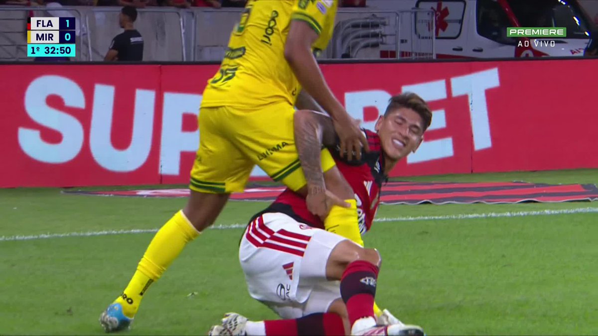 😅 Carrascal segurando a perna do Reinaldo pra ele cair. 🎥 Premiere | ge