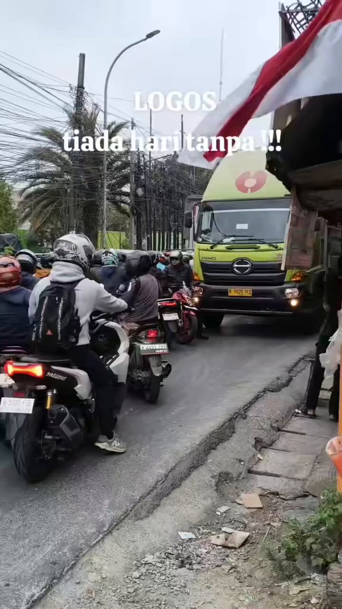gimana ga macet kalo jalurnya di embat semua sc: publikcikarang