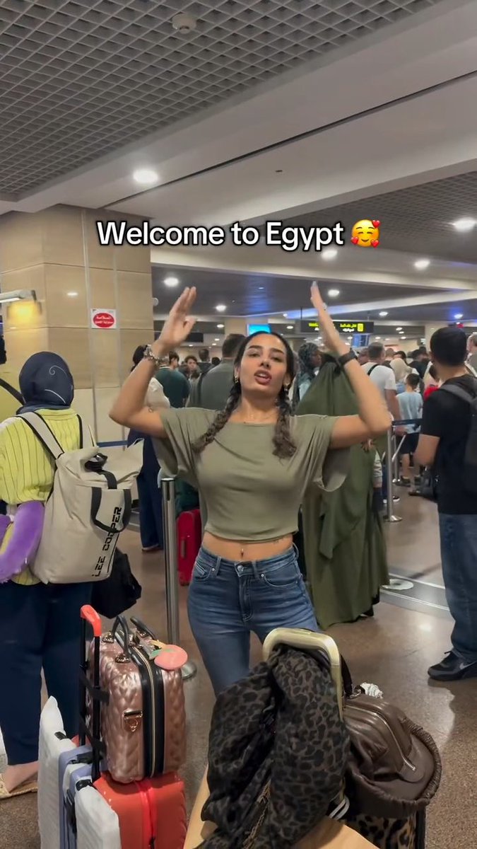 أهلا بكم فى بلدي الجميلة مصر ✨ بنت مصرية حبت تعمل دعاية للسياحة فى مصر ان شوفوا ازاى رغم اننا مش فى التوب سيزون ورغم كده المطار عندنا زحمه والسياح كتير من كل مكان .. - صوت أمين الشرطة فى الخلفية كان له رأي تاني NO NO NO 🤡 البنت اتخضت واتصدمت يا عيني🤣🤣
