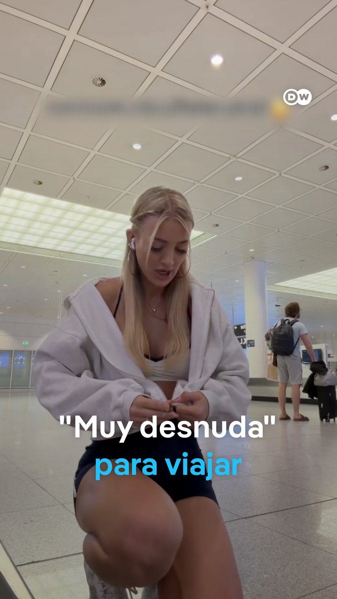 Aerolínea alemana impide a influencer abordar por estar muy "desnuda" Edda Pilz, exfutbolista e influencer alemana, denunció que una empleada de Lufthansa le impidió abordar un vuelo por llevar sostén deportivo y shorts. Según ella, tuvo que cubrirse con una polera con capucha para poder viajar. Lufthansa aseguró que revisará el caso, aunque insiste en que espera una vestimenta "acorde con el carácter de un viaje público".