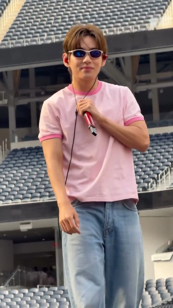 taehyung slicing along with the beat in hooligan omg THAT’S DADA