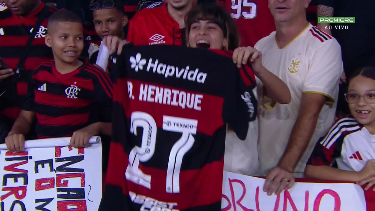 A felicidade da torcedora do Flamengo no Maracanã após ganhar a camisa de Bruno Henrique. 🎥 Premiere | ge