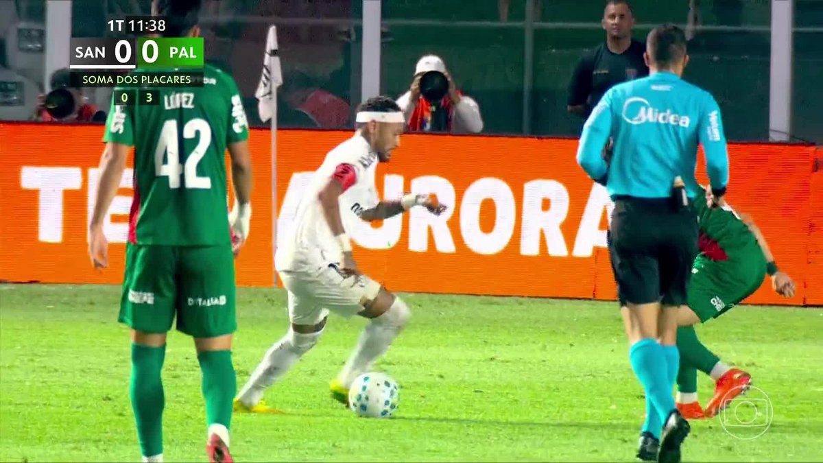 Neymar reclamando com a arbitragem por conta do excesso de faltas do time do Palmeiras. 🎥 TV Globo | ge