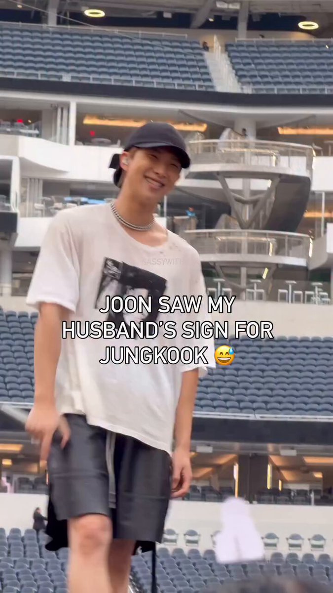 هذي الآرمي حاضرة مع زوجها، ونامجون شاف لافتة زوجها اللي كاتب فيها 😭😭😭: «أتيتُ من أجل زوجتي ❌ أتيتُ من أجل جونغكوك ✅»
