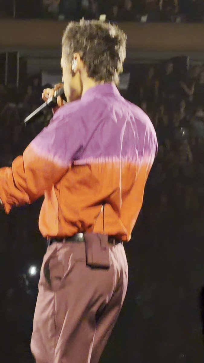 Harry singing Satellite with the crowd at Madison Square Garden in New York City - September 2 (via megansontour)