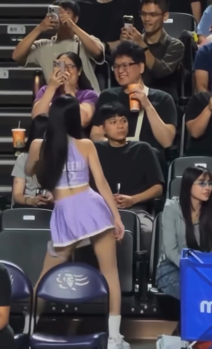一开始以为兄弟他不近女色,不喜欢看辣妹 直到看到旁边的人,才发现另有隐情😂