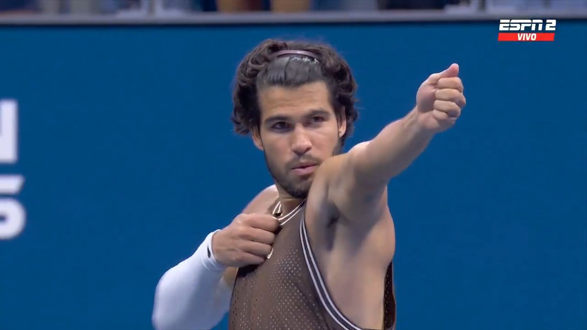 ¿Y este festejo de Carlitos? 😂🏹 📺 Mirá el mejor tenis en el Plan Premium de Disney Plus.