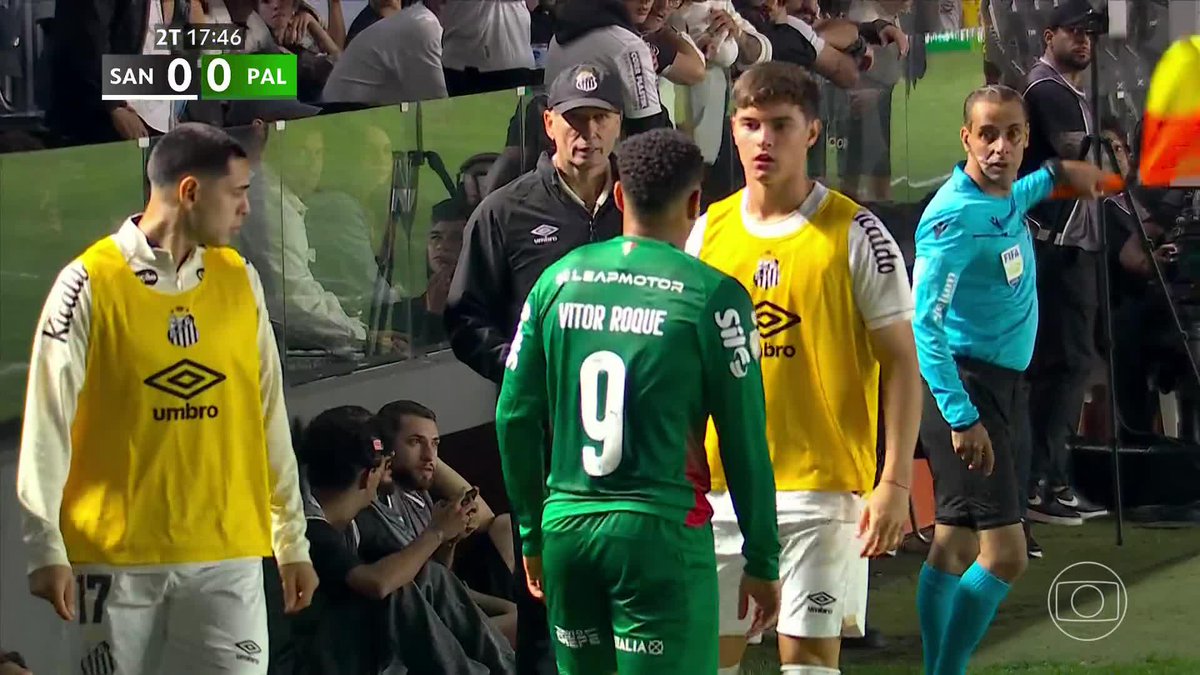 🚨| Vitor Roque got into a heated confrontation with Santos’ bench, and his entire team had to step in to calm him down. 😳