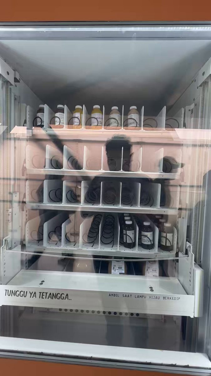 Setelah kmarin pagi mesinnya truble td akhirnya Nyobain vanding Machinenya TukuLiling di MRT Asean.. Beberapa variant sudah habis. Kyk kopi susu tetanga.. itu td blm restock.. Ada apa aja??? - Teh lemon 25k - kelapa jeruk 25k - coklat 25k - Egmt 31k - Kopi susu tetangga 25k - cold drip pagi 25k - cold drip sore - tukucur kst 1L 120k Oh iya td temen beli yg 1 liternya.. heheh.. Seru sih sekalian lewat naik Mrt.. oh iya beberapa ada info ada di Mrt Lebak bulus sm Mrt Hi