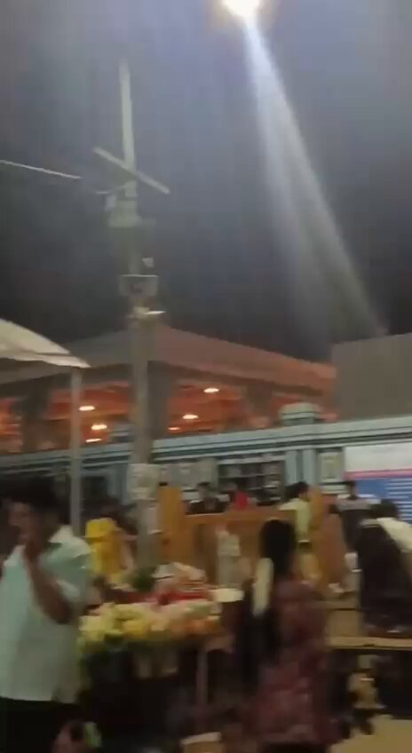 சென்னை வடபழனி முருகன் கோவிலில் நேற்றைய நிலை. செல்போனை லாக்கரில் வைக்க நிற்கும் வரிசை இது.. ஒரு முறை இந்த காத்திருப்பு வலியை பெற்றால் மீண்டும் கோவில் வரும் சிந்தனை மக்களுக்கு வருமா??? எதிர்த்து உங்கள் கருத்து???