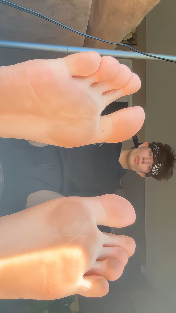My cheesy curling toes making you weak 😈🦶🏻 #feet #malefeet #feetfetısh #gayfeet #rt