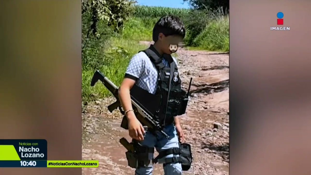 Un niño vestido con uniforme táctico, posando con armas y droga, así posaba en redes sociales de Jesús Sandoval, alias Chuchito Nini, el adolescente de 15 años que fue abatido junto a su tío y nuevo líder del Cártel de los Reyes, Luis Enrique Barragán, el “R5”.