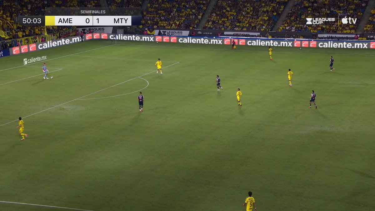 ¡Pero qué hiciste, Diego Rossi! 🔥 Golazo de Rayados que está venciendo a las Águilas con esta genialidad. 😱 #LMXLC2026 | #AME | #MTY | #SF Ve la Leagues Cup 2026 en vivo en Apple TV.