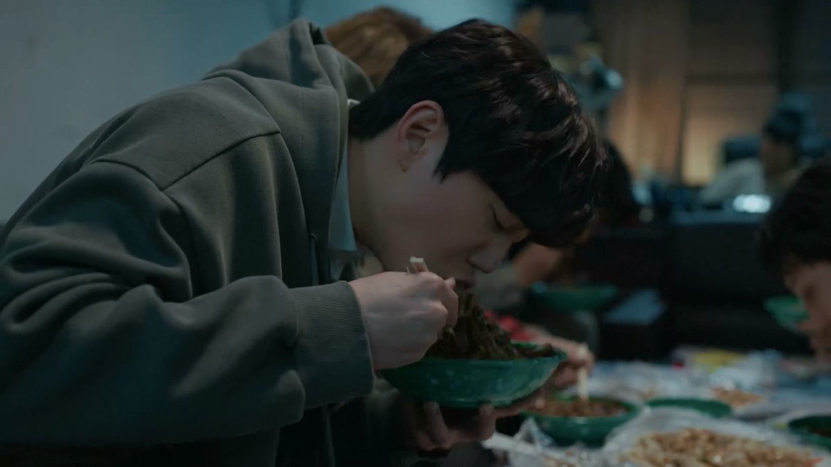 우걱우걱 냠냠 볼빵빵 ( ˙⤙˙ ) 울 정요 짜장면 휘낭시에 삼김 100개 사줄게 #포핸즈 #이준영