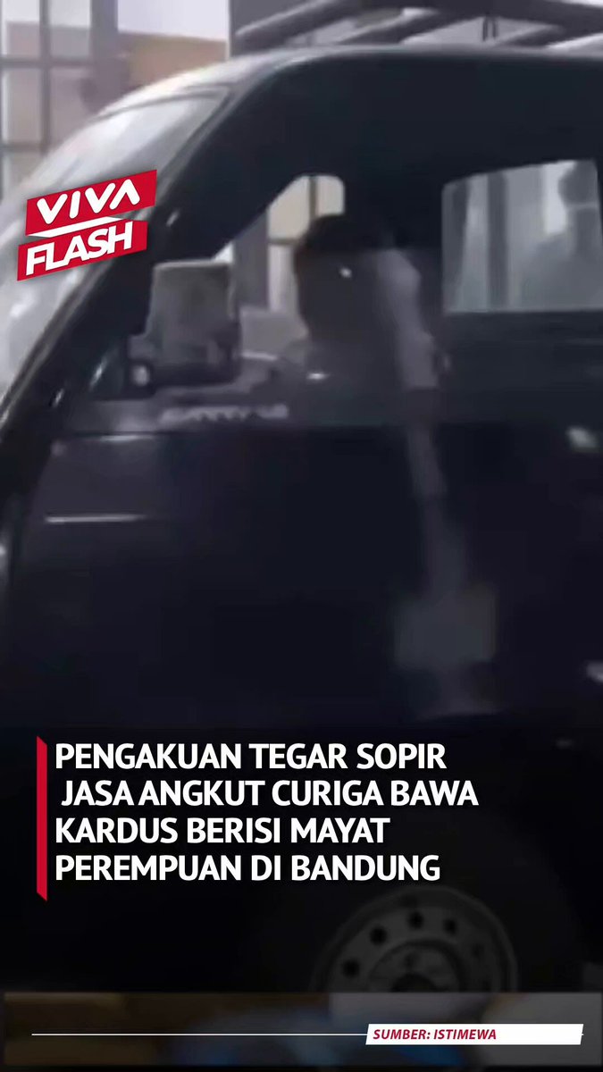 SDS (31), tersangka kasus pembunuhan Siti Maemunah (41) yang jasadnya ditemukan dalam kardus di Kota Bandung, Jawa Barat, sempat menyewa jasa angkut untuk membawa kardus berisi jasad korban. Tegar, sopir jasa angkut yang disewa SDS, mengatakan menerima pesanan melalui aplikasi pada Selasa siang, 1 September untuk membawa kardus dari Jalan Terusan Suryani menuju kawasan Kopo, Kota Bandung. Menurut Tegar, kecurigaannya mulai muncul setelah kendaraan melaju beberapa ratus meter karena mencium bau menyengat dari kardus yang dibawanya. Pengakuan Tegar Sopir Jasa Angkut Curiga Bawa Kardus Berisi Mayat Perempuan di Bandung baca selengkapnya disini: ___ #BacaBeritaDiViva #VIVAFlash #VIVANews_kriminal #viral #pembunuhan