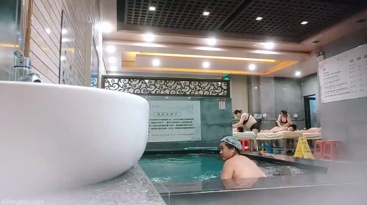 湿发贴着肩颈，水珠顺着腰线滑进阴影。她俯身时，镜面映出细腰与长腿的折角，自然生长的毛发在雾气里若隐若现。指节擦过台沿，像在等谁靠近。 # 浴室 # 清纯裸女 # 身材