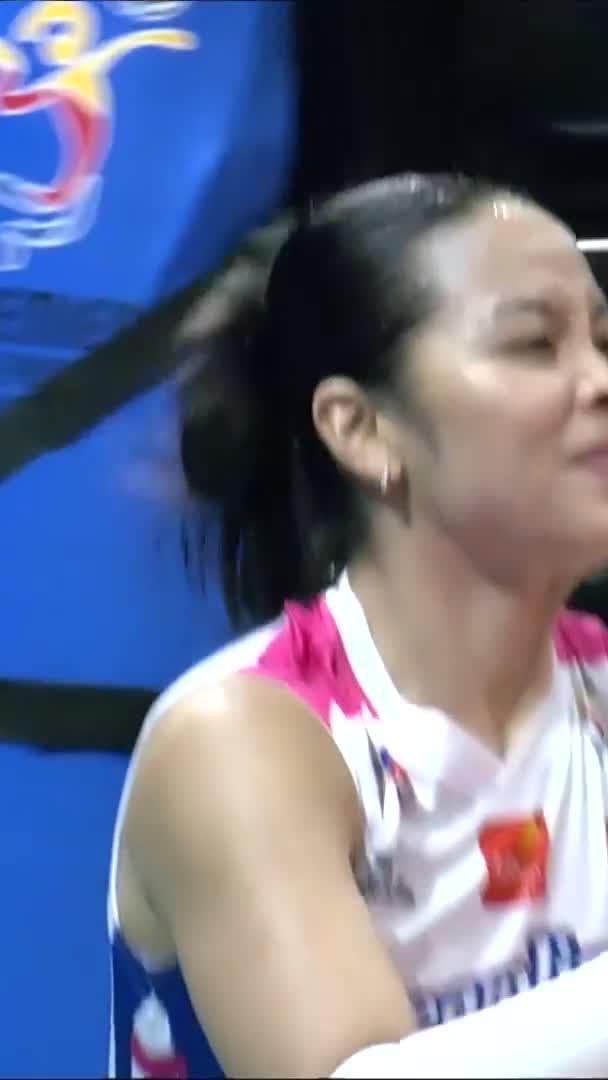 COMEBACK COMPLETE 💥 Jema Galanza and Sachi Minowa deliver back-to-back attack points to cap the Creamline Cool Smashers’ third-set comeback against the Farm Fresh Foxies in the 2026 PVL Invitational Conference. #PVL2026 #TheHeartofVolleyball