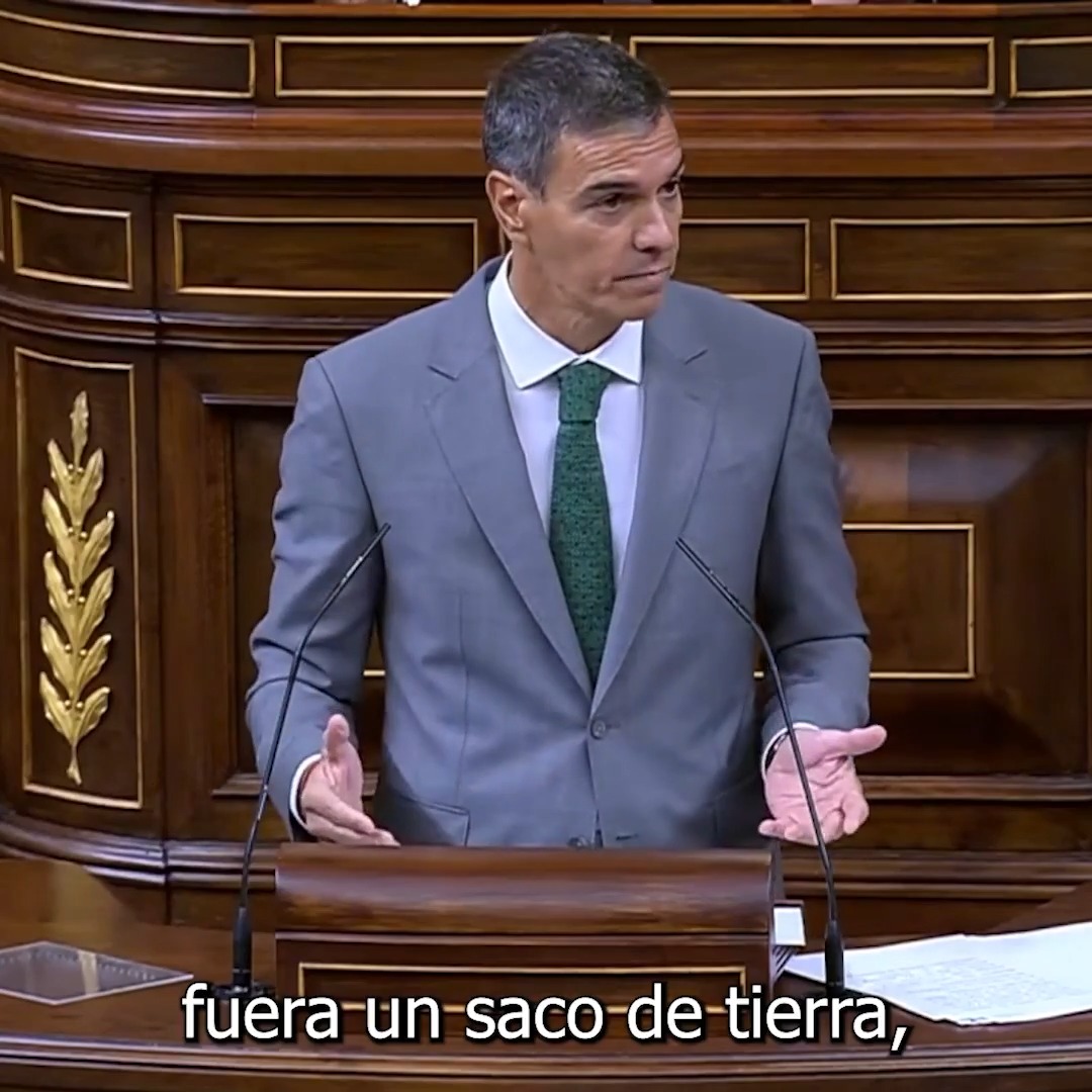 Garantizamos la seguridad y derechos de los ciudadanos locales pero también asistimos a los migrantes. No se puede coger a un ser humano del brazo y arrojarlo al otro lado de la frontera como si fuese un saco de tierra. España es una gran democracia. Cumplimos la ley por obligación, por empatía y por dignidad.