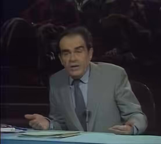 «Ce n’est pas la question. -C’est peut-être pas la question. Mais c’est ma réponse.» Souvent changée par la légende, la réplique originelle de Georges Marchais, rappelant son art oratoire et la supériorité du pluralisme: le PCF, vantant l’URSS occupant une moitié de Europe, si familier des plateaux contradictoires, dans un système par là même plus fort que les régimes de censure.
