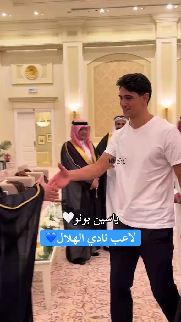 حارس الهلال ياسين بونو في أحدث ظهور له خلال حضوره حفل زواج أحد أصدقائه. 🧤💙