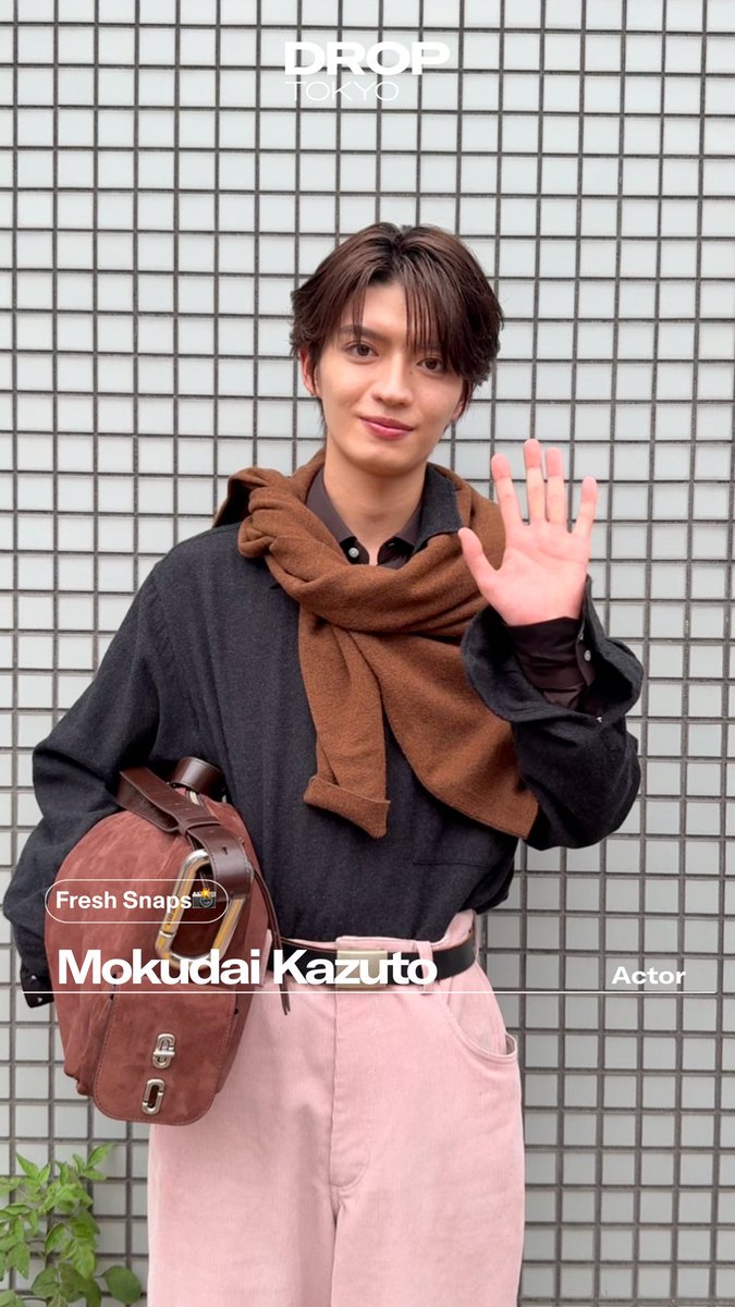 WHAT'S YOUR BAG? 👀🍁💚 杢代和人は THE SCENE BAG に何を入れる？ シーン ラージ ショルダー バッグ イン スエード 、ザ メタリック 72 スプリング スニーカー ／ともに #MARCJACOBS #Droptokyo #streetsnap #pr #杢代和人