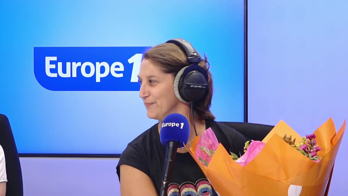 « Je voulais vous dire que je vous aime, vous dire que j’aime travailler avec vous. » 💐 ➡️ À l’occasion de la rentrée, Christine KELLY a tenu à offrir des fleurs à Gabrielle Cluzel, Geraldine Hamon et Emilie Dez Boché #ChristineKellyEtVous #Europe1