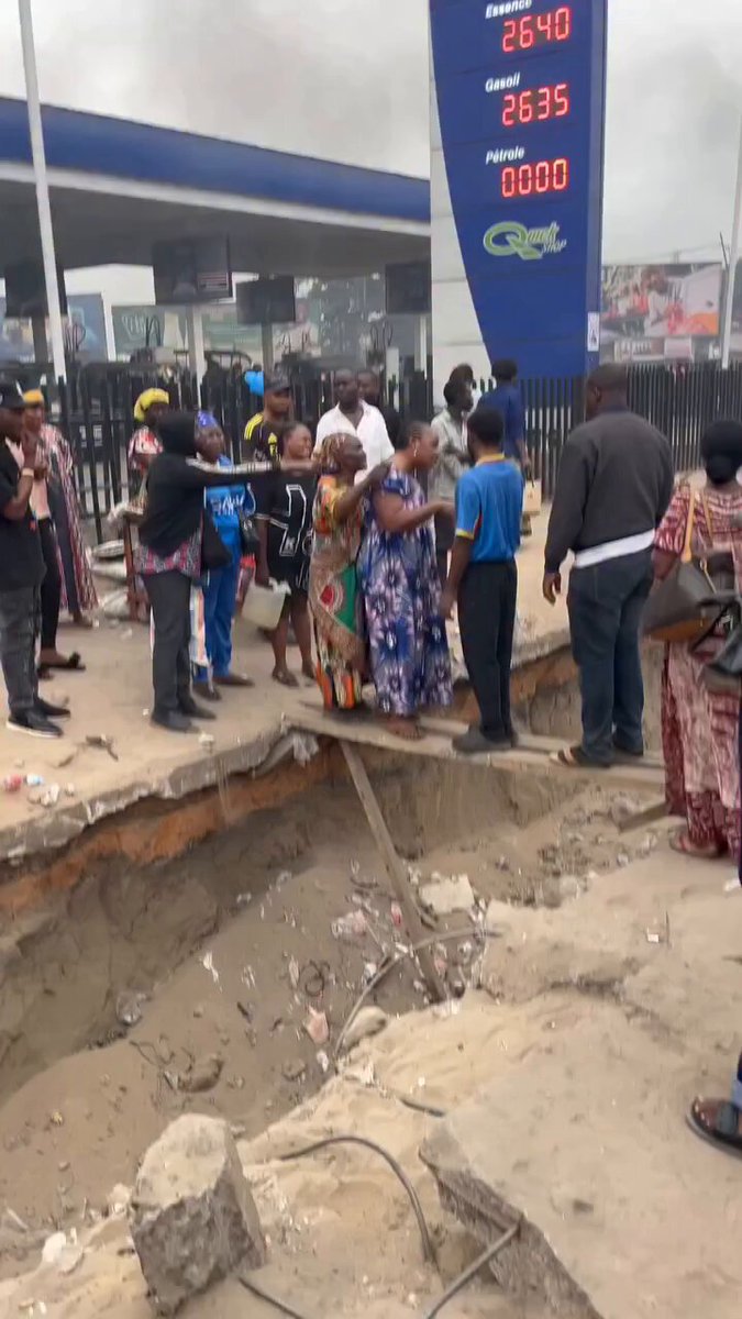 A pedestrian crossing turned into a chaotic standoff when two groups of people refused to cross—each insisting the other go first 😭🤣🤣🤣