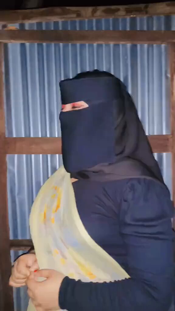 ساڑھی اور حجاب کا کمبینیشن سمجھ نہیں آیا آگر کِسی کو سمجھ آیا تو مُجھے سمجھائیں پلیز