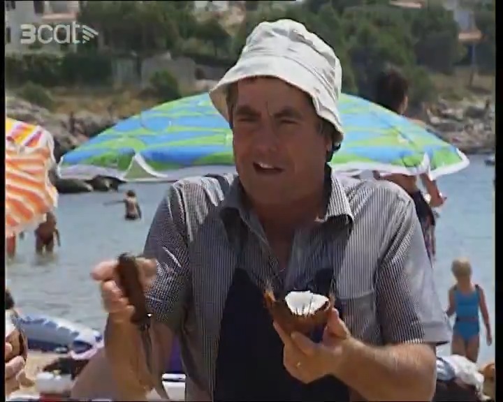 Us presentem en Pedro Martos, probablement el venedor de cocos més simpàtic de les platges de l'Escala a principis dels anys 90 🥥🎶 Fragment d'una notícia emesa al "Telenotícies" el 24 de juliol del 1991
