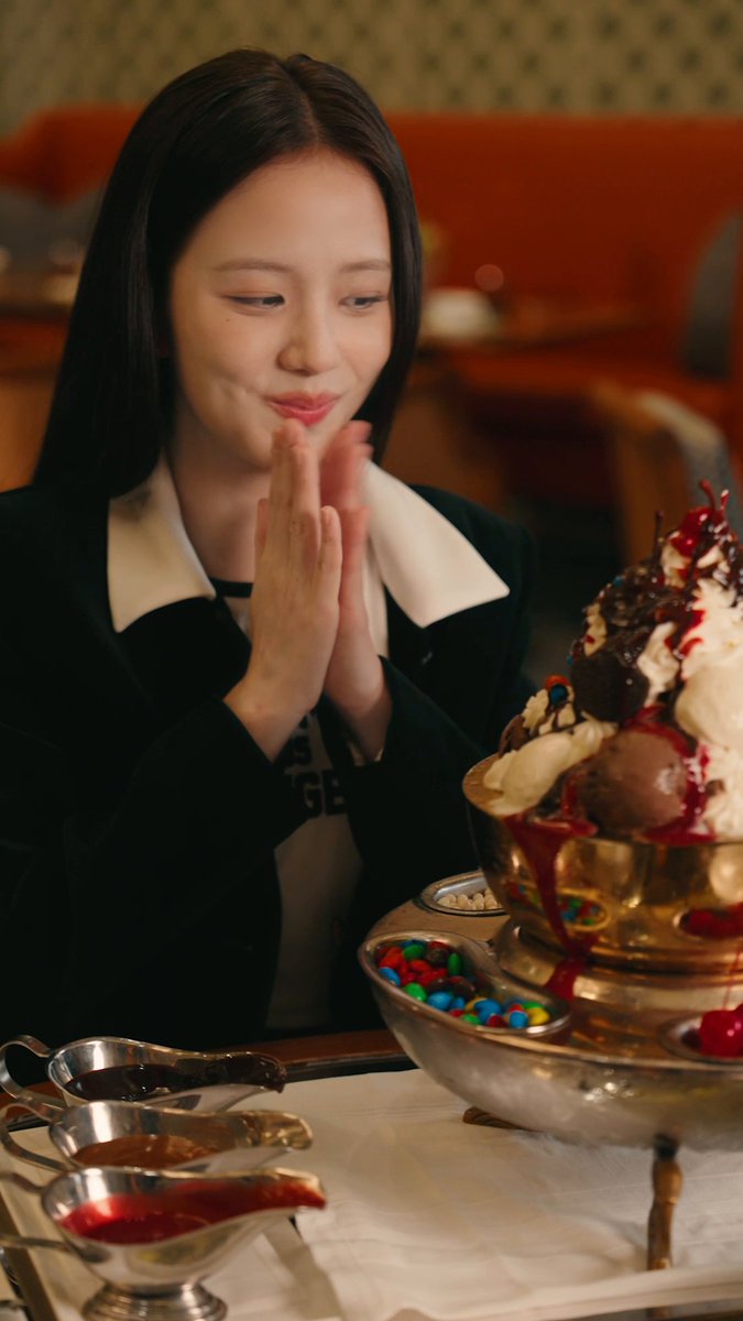 ice cream, chillin’, chillin’. JISOO makes a sweet stop for The Plaza’s famous sundae BLISSOO