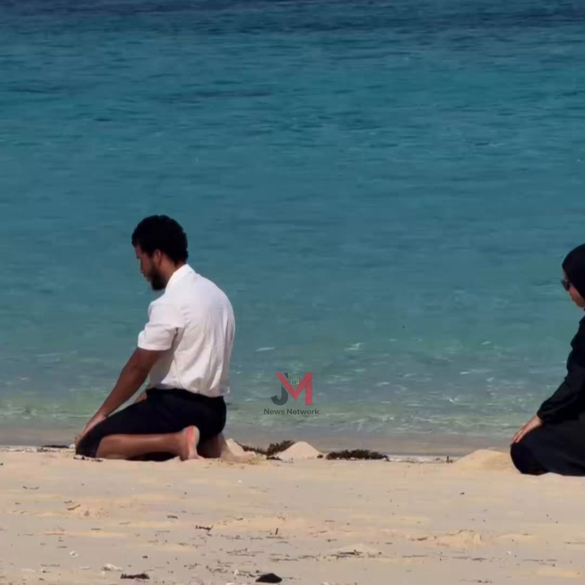 A man leads his wife in prayer on the beach beside the Ocean. 🌊🤲🏻😍