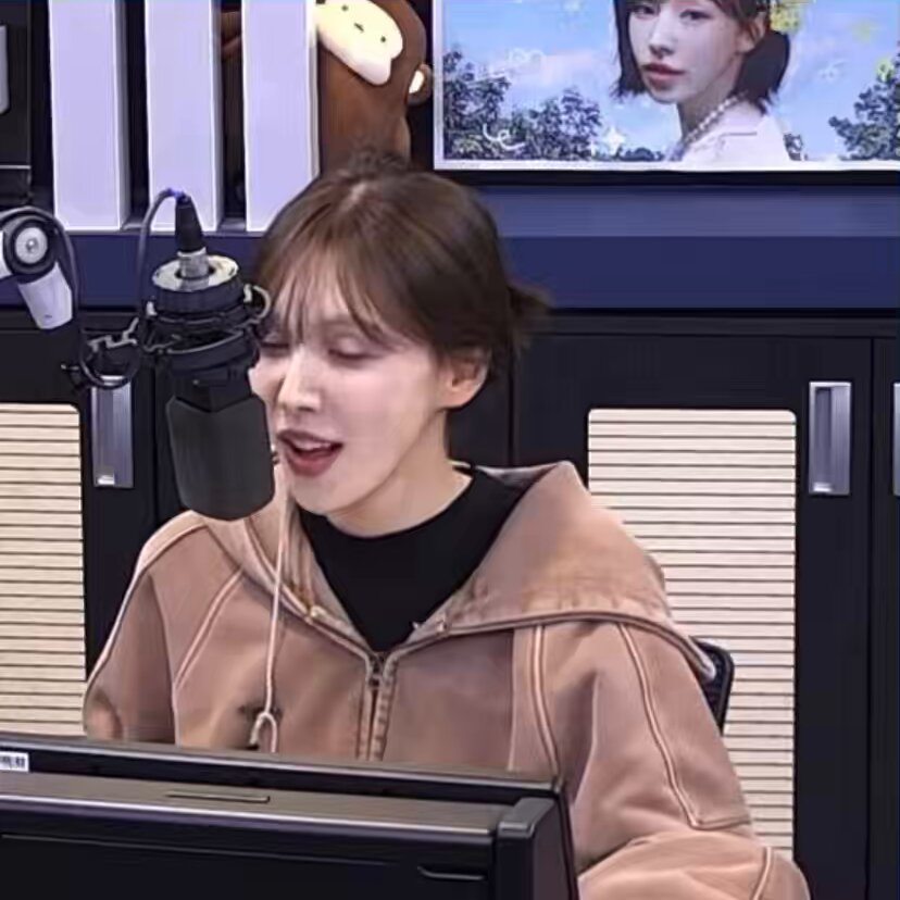 ใช่ค่ะ นี่คนเดียวกับคนที่จิกส้นสูงใส่ชุดราตรีลุคคุณหนูตระกูลชั้นสูงออกงานกาล่าวันก่อนนั้นแหละ