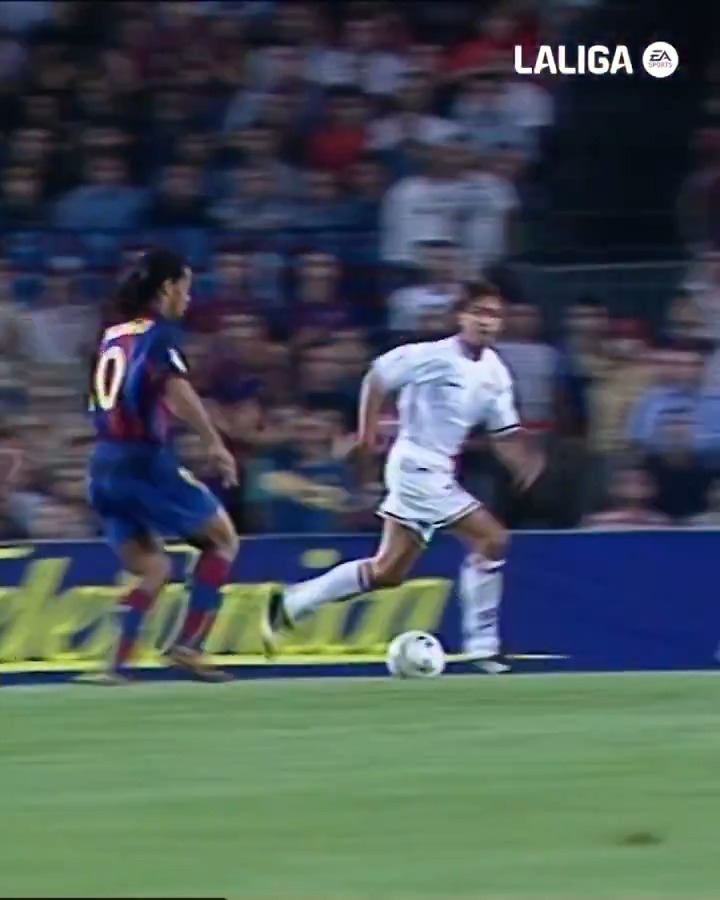 Pura magia brasileña. 🌟 En 2003, Ronaldinho marcaba su primer gol en #LALIGAEASPORTS con el FC Barcelona. TalDíaComoHoy | LALIGAHistory