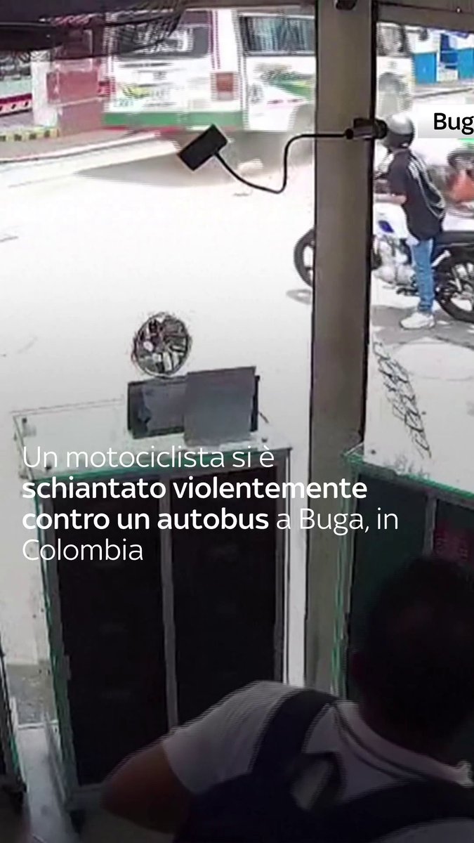 Un motociclista si è schiantato violentemente contro un autobus a Buga, in Colombia, dopo aver ignorato un semaforo rosso. L’uomo è finito contro la fiancata del mezzo in transito, e attraverso la porta che era aperta si è ritrovato sui sedili, sotto lo sguardo incredulo del conducente e dei passeggeri. La scena è stata ripresa dalle telecamere di sorveglianza.