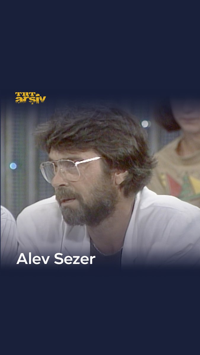 Bir dönem TRT ekranlarında haber spikerliği de yapan tiyatro ve sinema oyuncusu Alev Sezer, uzun yıllar yaptığı Bruce Willis seslendirmesiyle tanınmıştır. 🎤