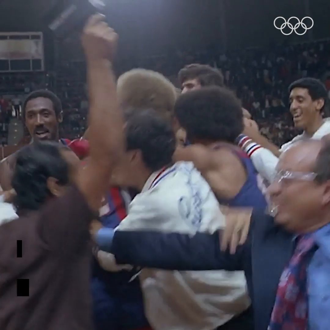 ¡Qué lindo recuerdo! 🌟 𝙋𝙪𝙚𝙧𝙩𝙤 𝙍𝙞𝙘𝙤 se enfrentaba a 𝙔𝙪𝙜𝙤𝙨𝙡𝙖𝙫𝙞𝙖, plata en México 1968 y campeón mundial de 1970... Y ganó un partido reñido de principio a fin (79-74). 🏀🇵🇷 #JuegosOlimpicos #Munich1972 #Basketball l Comité Olímpico PUR FBPUR 🏀🇵🇷
