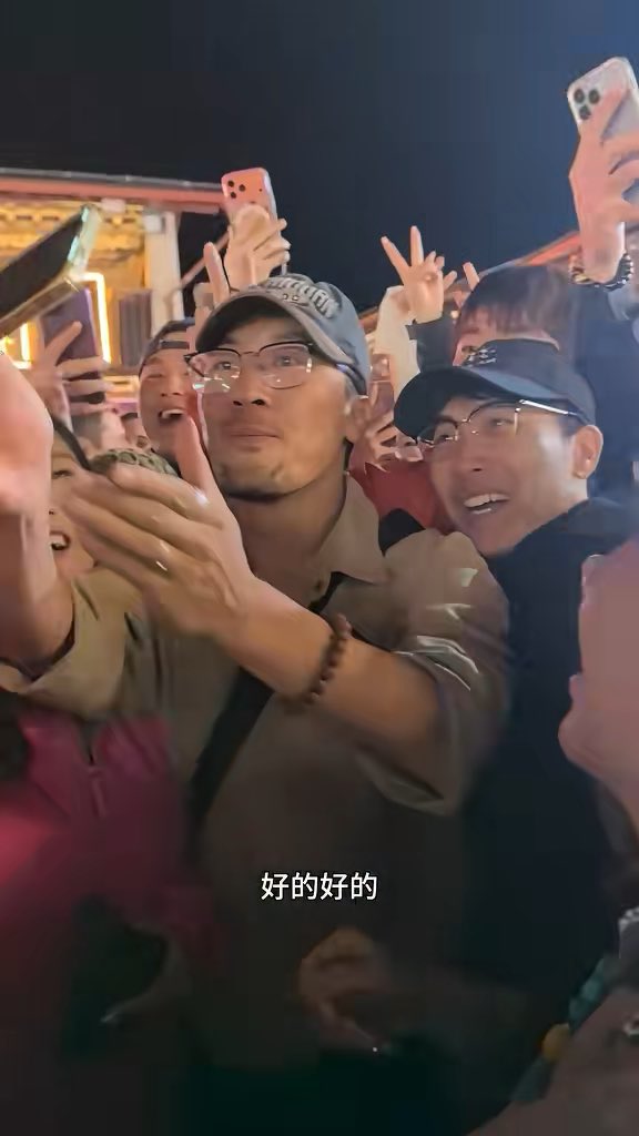 在中国香格里拉,有人捡到一部手机后大喊:“谁的手机?” 很快,越来越多的人加入帮忙寻找失主,大家一起大喊“谁的手机”,还打开手机摄像头记录下这欢乐的一幕。 一名外国游客见状,还以为大家正在参加什么有趣的活动,也兴致勃勃地加入其中,跟着大家一起寻找手机主人。 直到最后他才发现—— 原来所有人找了半天的失主,就是一直站在人群里、帮忙找失主的他自己。😂