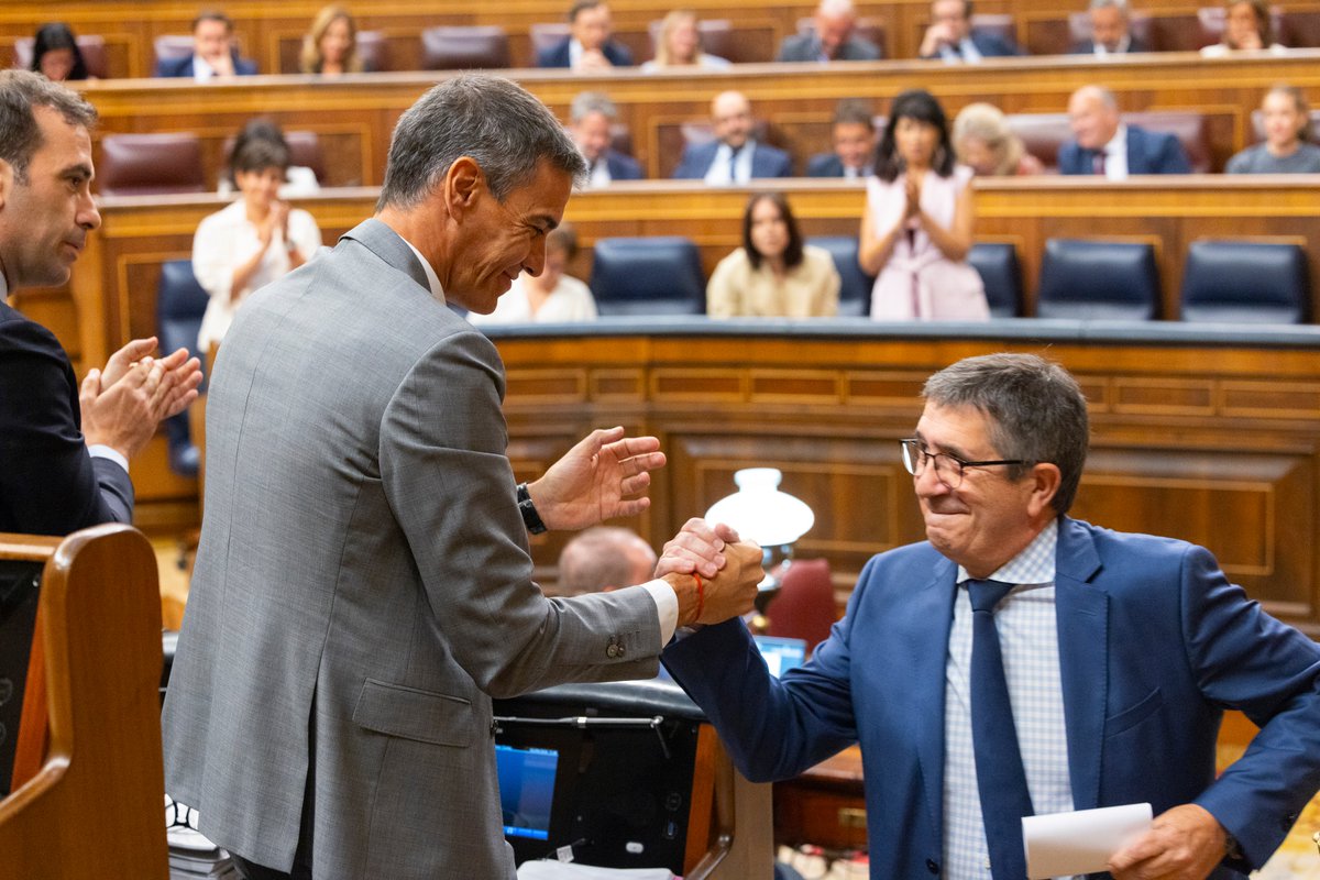 ¿Qué le diría el Feijóo de hoy al Feijóo de 2015 que ofrecía acogida y hablaba de emergencia humana? ¿Le acusaría de "buenismo"? Señor Feijóo, usted ya ha cambiado. Su problema se llama VOX y le ha hecho abandonar todos sus principios.